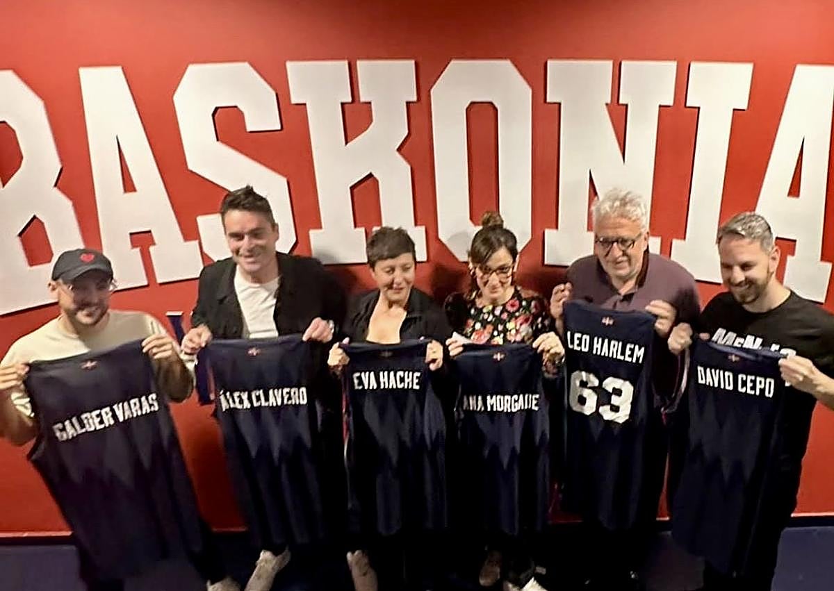 Imagen secundaria 1 - Leo Harlem dice adiós a los escenarios en Vitoria: 9.000 voces le cantan 'cumpleaños feliz' y cuelgan su camiseta del techo del Buesa Arena